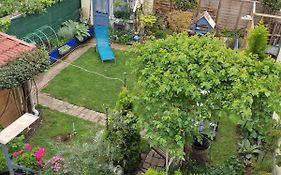 Un Deux Pieces Et Un Jardin A Villejuif